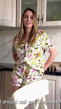 A madrasta não recusou sexo duro com seu enteado na cama do marido