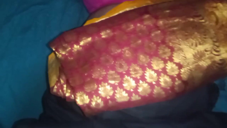 Priyanka314: Indian Thelgu bhabhi casalinga scopa in un video fatto in...