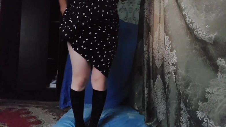 Kitty_Cross: Verspieltes trans-mädchen, das süßes sommerkleid anprobe