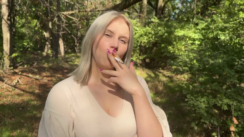 MertyXXX: Ein Spaziergang durch einen verlassenen Park auf der Suche nach...