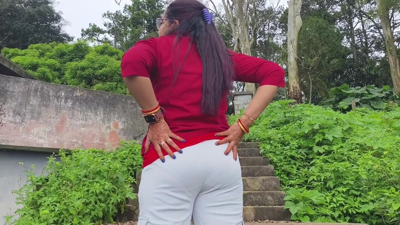 Sona bhabhi: 印度德西女孩在森林里被她的男朋友接吻场景和胸部按压