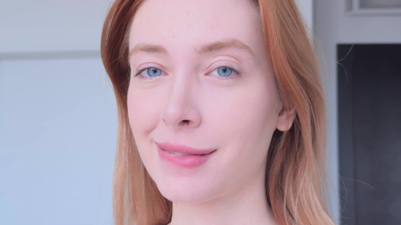 Loly Nebel Studio: Collegue'imi küçülttü ve minik vücuduyla oynadı