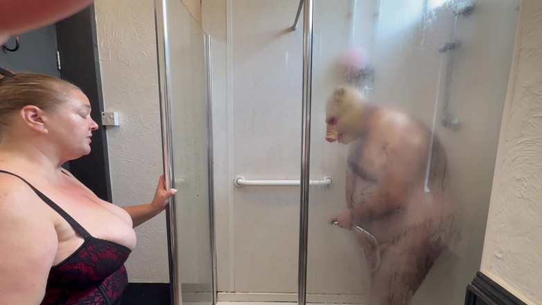 Aaexperiencesltd: 샤워 중 도미나 사타나와 사타나의 돼지.