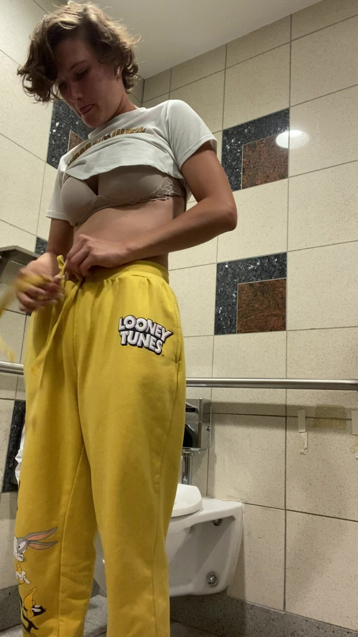 AhanuReed: Pisse en public
