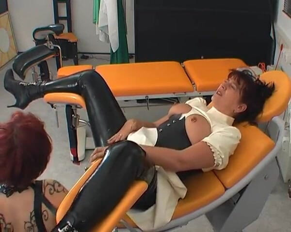 Rubber & Clinic Studio - 1ATOYS: Bondage speciale lesbiche e giochi di gomma