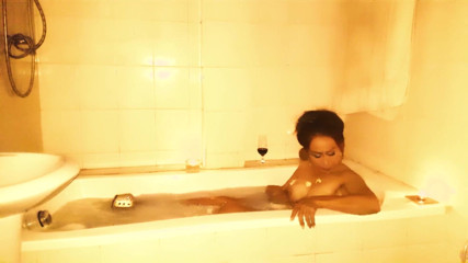 Asian Pussy Vision: Bagno sensuale e relax con i tacchi alti