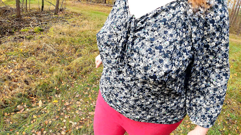 Bouncy Tits Action: Bersandar di tangga dan tempelkan toketmu