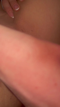 Fru onanerar med dildo
