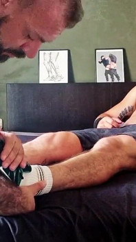 Massagem dos pés do mestre barbudo e adoração por sub musculoso peludo