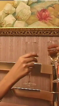 Pantat MILF transeksual yang indah dikongkek dan dipancut dalam mulut oleh zakar besar