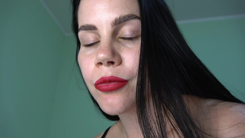 Anna Sky: Giantess Anna和一个小男人玩