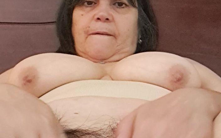 Mommy big hairy pussy: Öffnen der muschi der behaã1/4tigen hurenschale