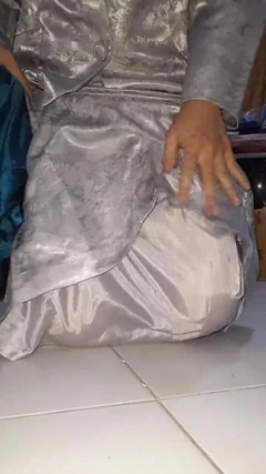 रेशमी लाइनिंग के साथ महिला बिजनेस सूट पहने वीर्य