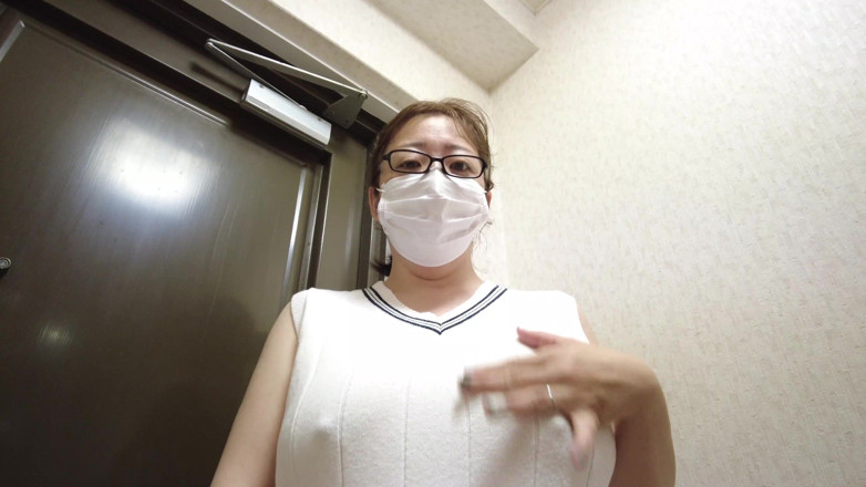 aika: A Married Woman Masturbating in Front of the Door