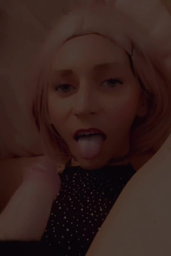 Emily Meadows: Svensk blond slampa rider dildo och kommer