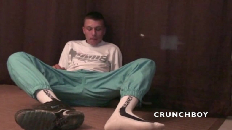 Sneaker gay: Amator solo with sneakers humliation to the jerk off