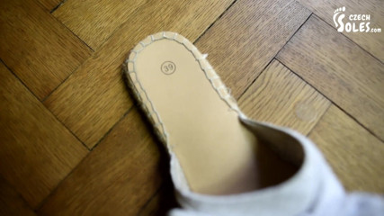 Czech Soles - foot fetish content: เท้าเปลือยของแอนนาในซัมเมอร์ สวมรองเท้าแตะโพสท่า