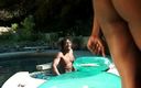 Real Swingers: Heiße ebenholz-schätzchen werden am pool gefickt