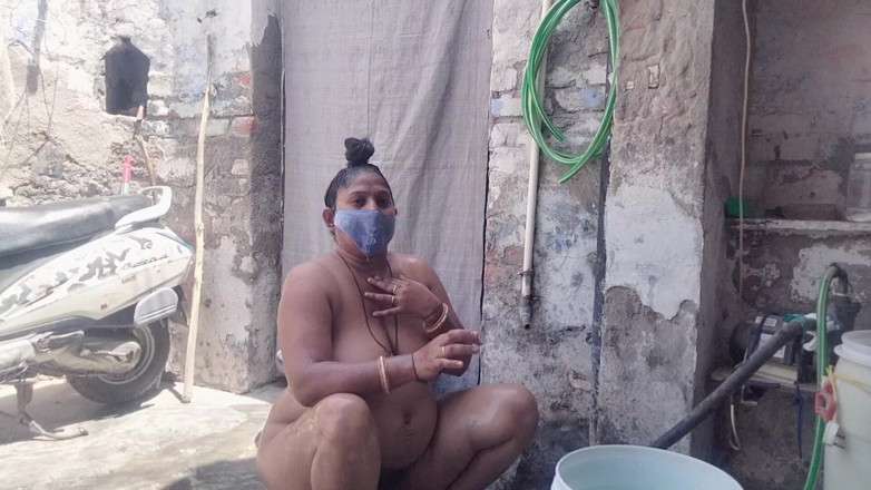 Yourgeeta8899: Indian Bhabhi's Hot Video While Bathing