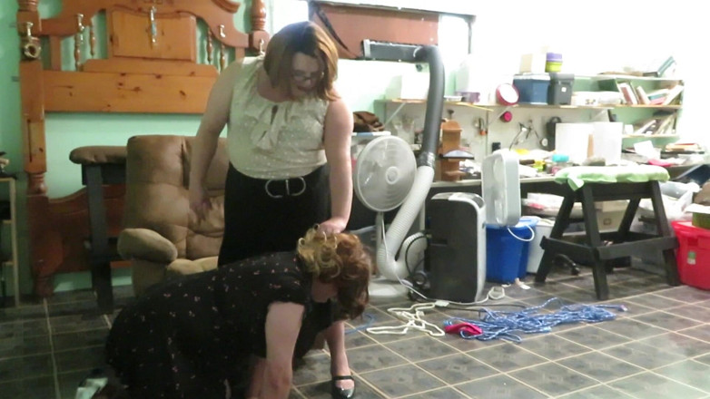BBW nurse Vicki adventures with friends: Bebe melakukan latihan banci dengan oral kepada submisif baru Brittney