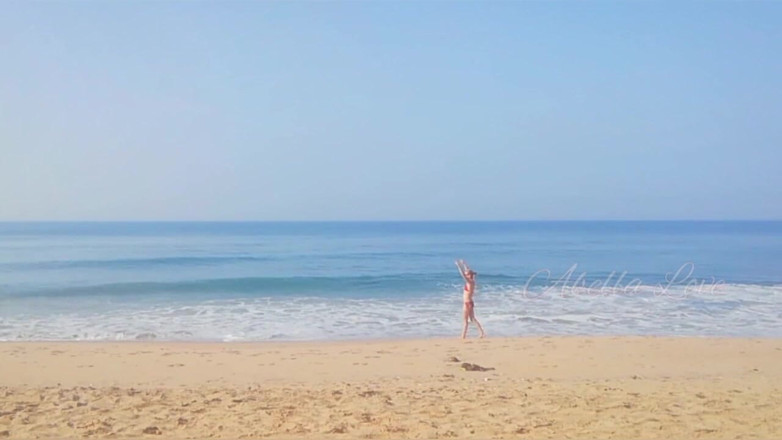 Abella Love: スリム熟女撮影日光浴とおしっこ二度オンビーチ