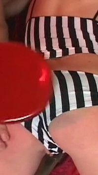 bandhi huee sunahre baalon vaali milf(chodne laayak mammi) gahre jor leti hai aur chehre par viry ki bauchhaar leti hai