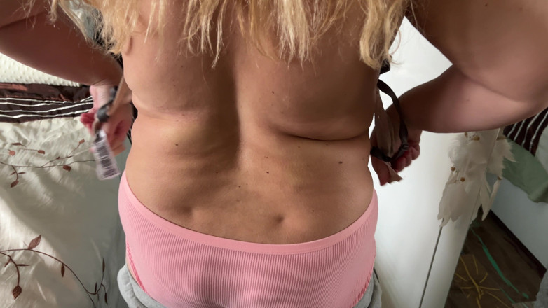 Zara Charm: Zara Charm - Strip-tease Dans La Chambre Dans Une Lumière Douce
