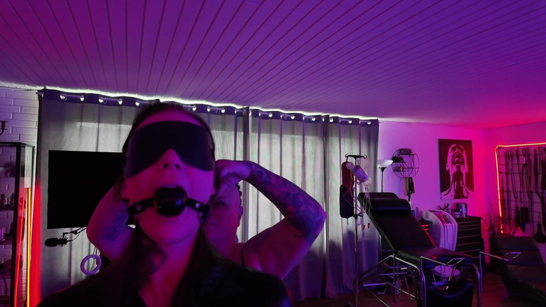 Domina Dark: 도미나 다크를 방문하는 Malou Summer
