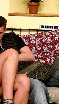 Insegnante di tutoring seduce la teen del college mentre studia in camera