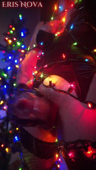 エリス・ノヴァがクリスマスライトに包まれて自慰