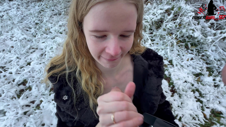Bikergirl_97: Gezichtsbehandeling in Een Winterwonderland