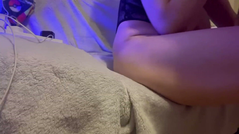 BustySecretGf: ลูกเลี้ยงชายจับแม่เลี้ยงเซ็กซี่ของเขาเล่นกับตัวเองบนโซฟาขณะที่พ่อเลี้ยงอาบน้ํา