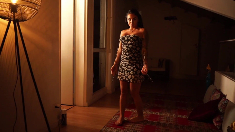 Cipriani: Latina senzuală care face striptease cu lumină slabă