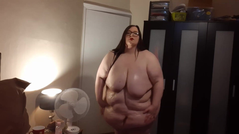 SSBBWLadyBrads: BBW SSBBW oil play belly &amp; tit rub