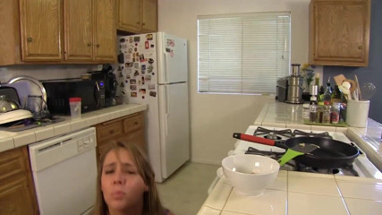 Eros JOI - Liberated Eye: Ella Milano da instrucciones de paja en la cocina