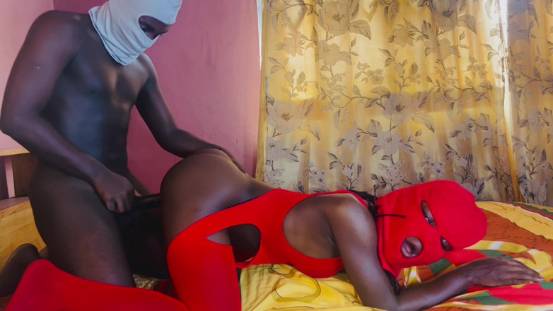 Mello Noir: पड़ोसी अपने बड़े लंड की सेवा कर रहा है