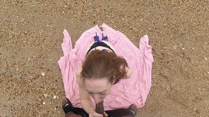 Real Amateur Sluts: 赤毛はビーチでフェラチオをします!