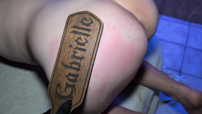 Trans dominatrix Gabrielle L: Aku memerah pantatnya dengan dayung