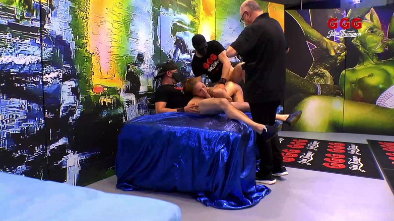Gang Bang Germany: 18-letnie laski w Gangbangu i połykają Ggg John Thompson