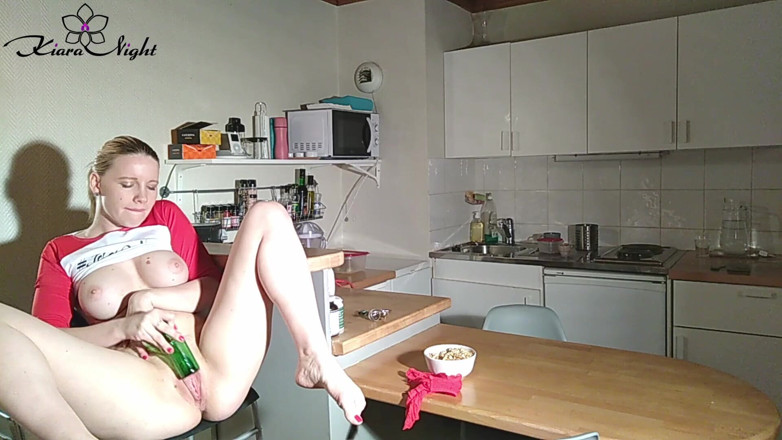 Kiara Night: Hot babe jerk off bottle - intensive orgasm