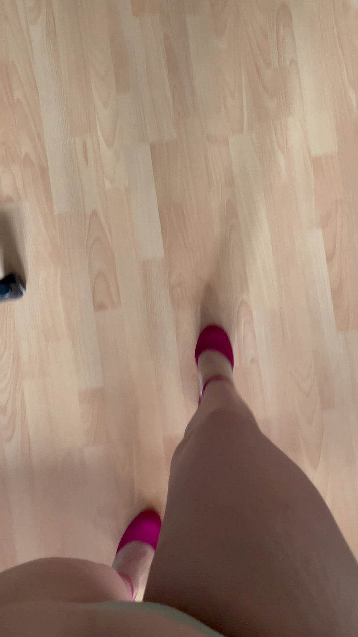 Feet: Suara berjalan dengan sepatu hak tinggi