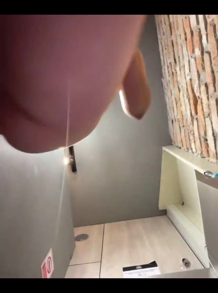 JuiceLussie: 第一次在公共场合潮吹