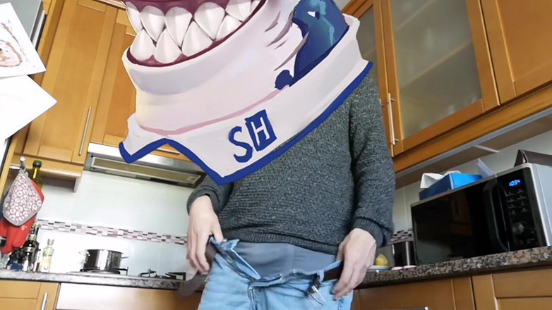 Rafael Torreano: Un étalon sexy se branle et jouit dans la cuisine en...