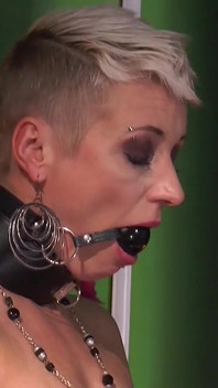 Quente milf faz badass BDSM e é fodida com força