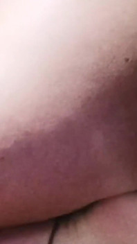 Tocco la mia figa pelosa e le mie grandi tette naturali