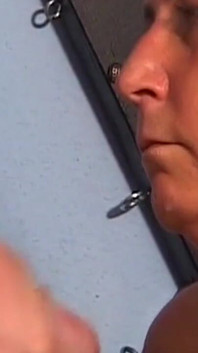 Reife brünette MILf nimmt massiven dildo, bevor sie schwanz abpumpt