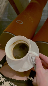 Fără chiloți într-o cafenea