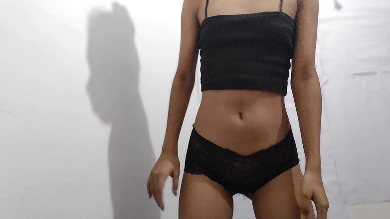 desigirl93: Školní teenagerka předvádí krásné tělo, úzká kundička a malá prsa jsou...