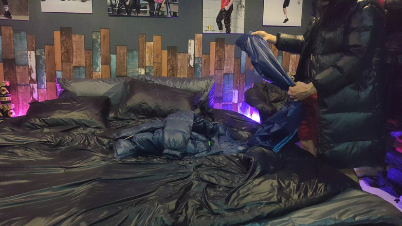 Evilshaman: Pik wrijven jasje op glanzend nylon bed
