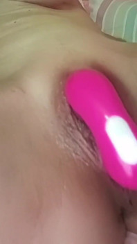 MILF Con Tremendo Chocho Jugoso Frotando Y Empalmando Su Gran Clitoris